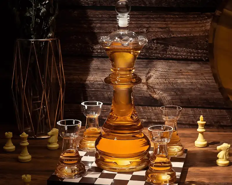 Queen's Gambit Chess Board - Decanter Set +4 Rook Glasses